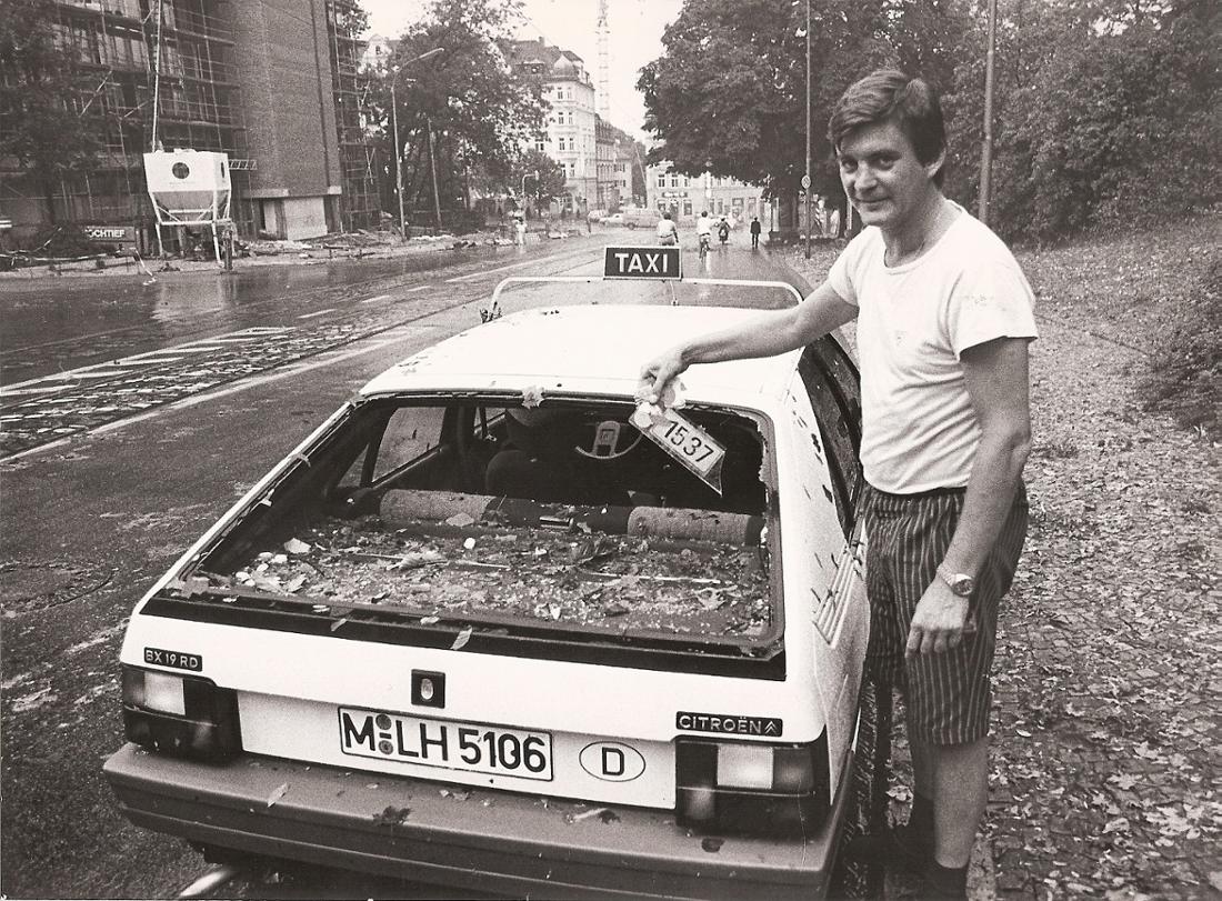 Beschädigtes Taxi nach dem Unwetter