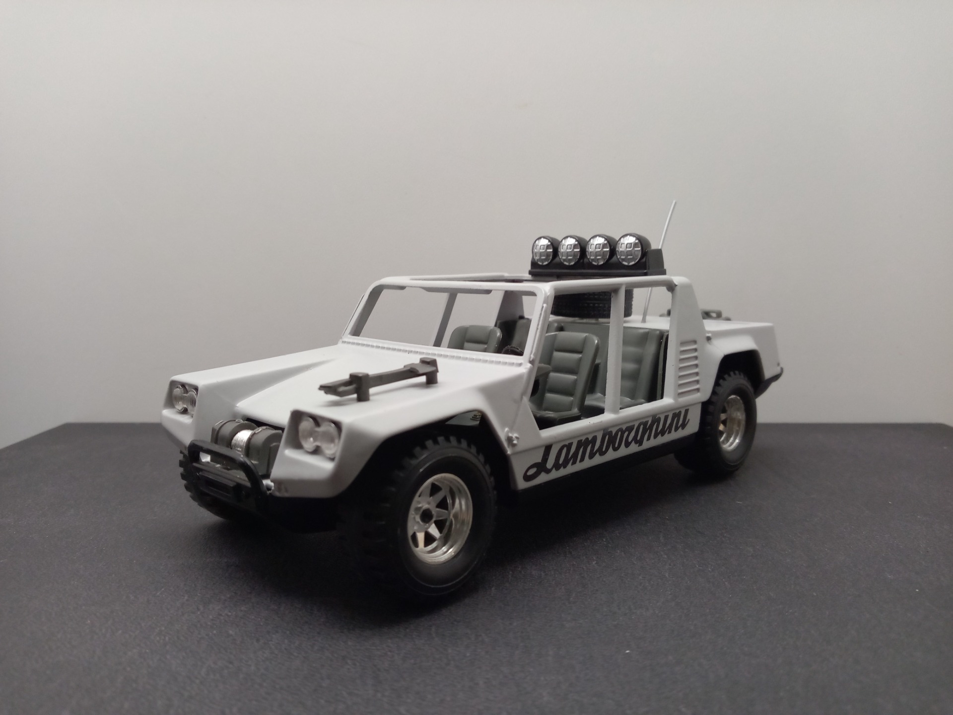 1:24 Bburago Lamborghini Cheetah (das ist übrigens KEIN schwarz-weiß Foto)