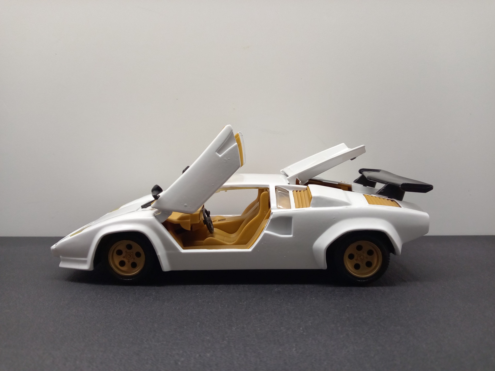 1:24 Revell Lamborghini Countach weiß