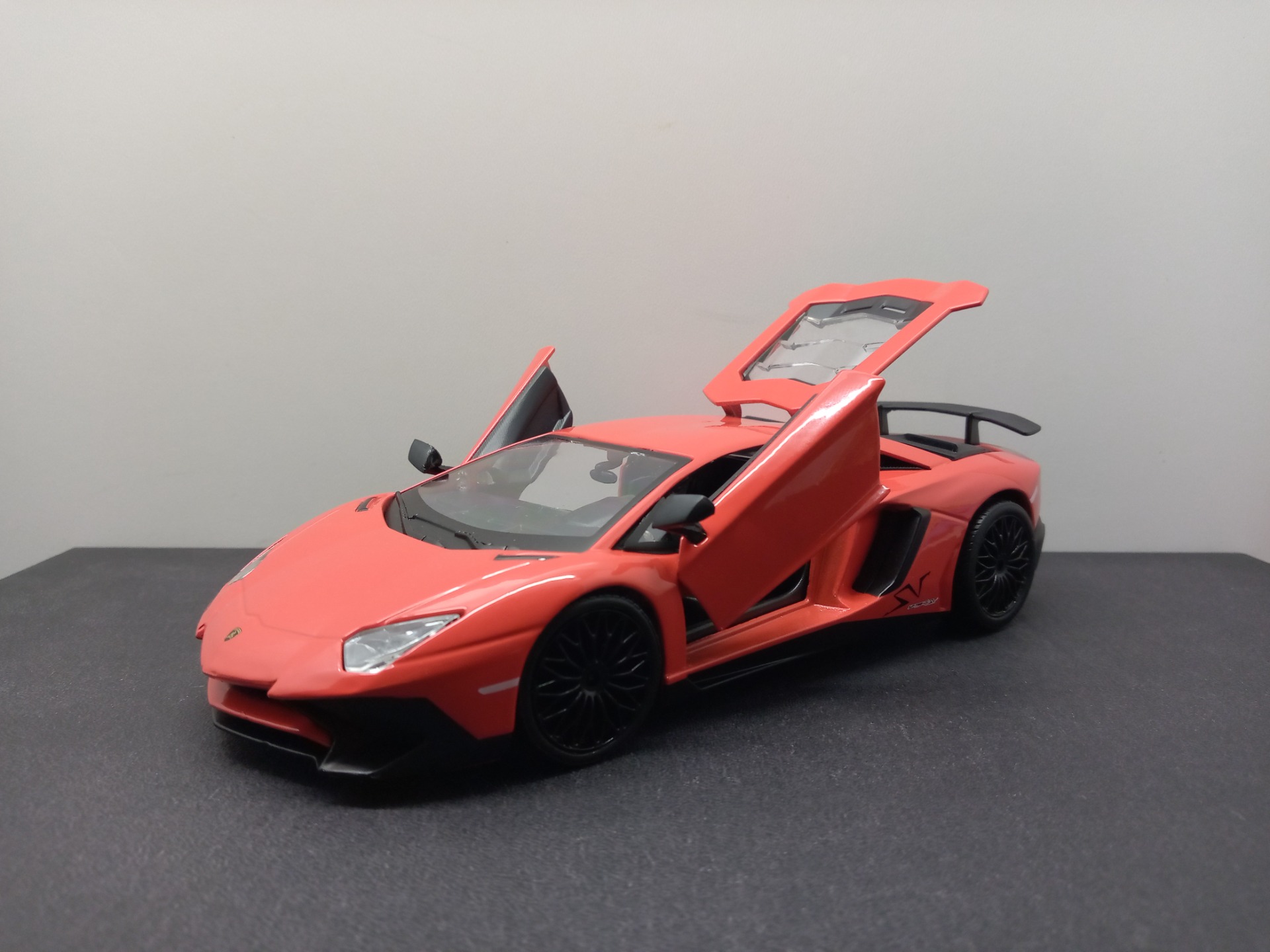 1:24 Bburago Lamborghini Aventador SV
