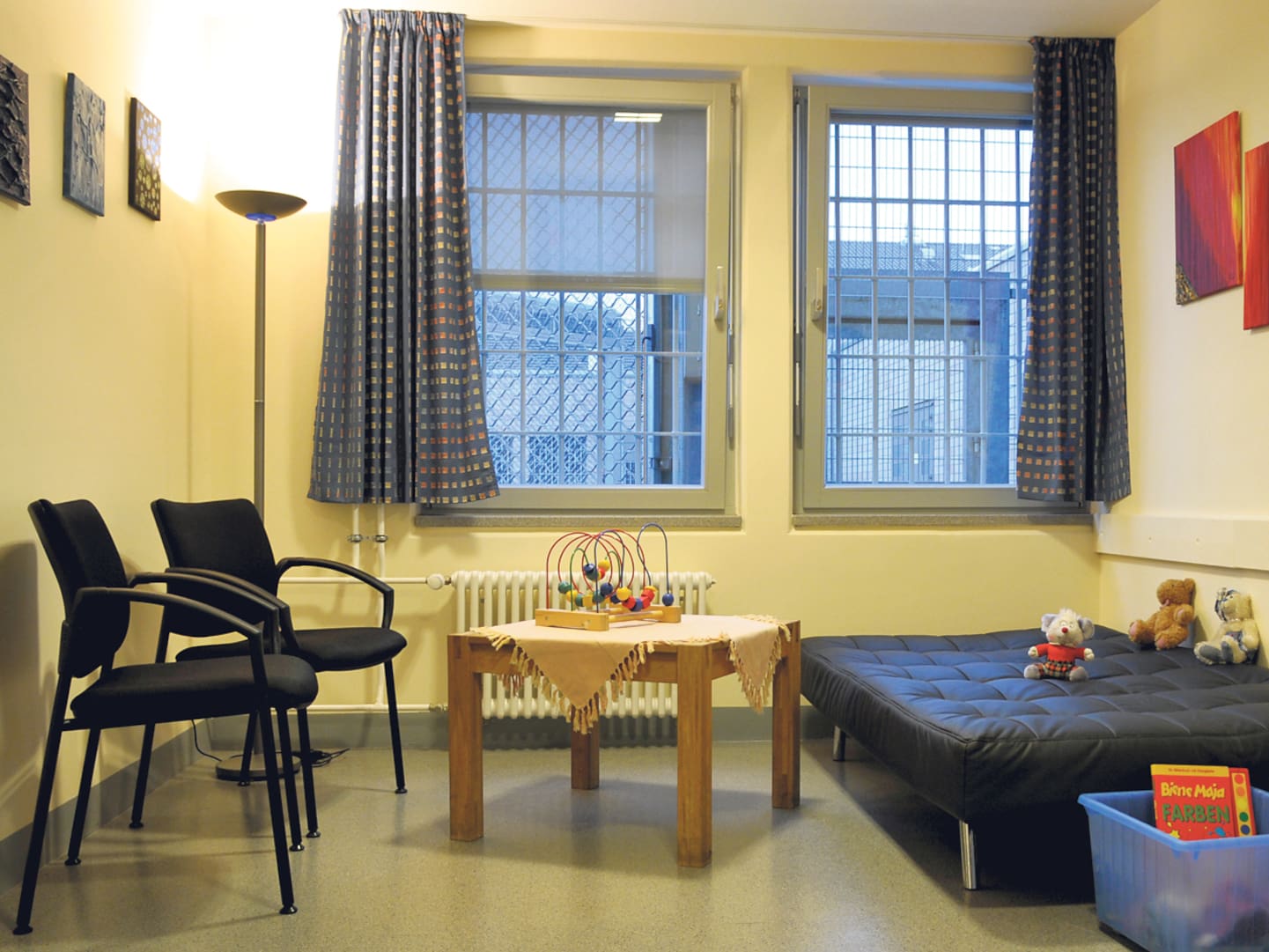 Beispiel eines Besucherraums in der JVA